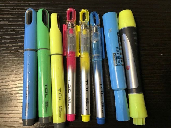 photo of highlighter pens of various brands